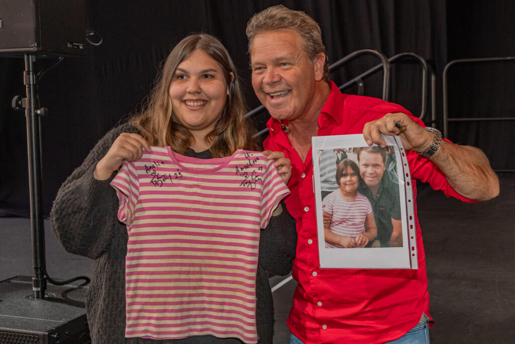 Amelia McKenzie poses with Australian country singer Troy Cassar-Daley at Aboriginal Community Service's 2023 NAIDOC week celebration lunch at the Adelaide Convention centre.